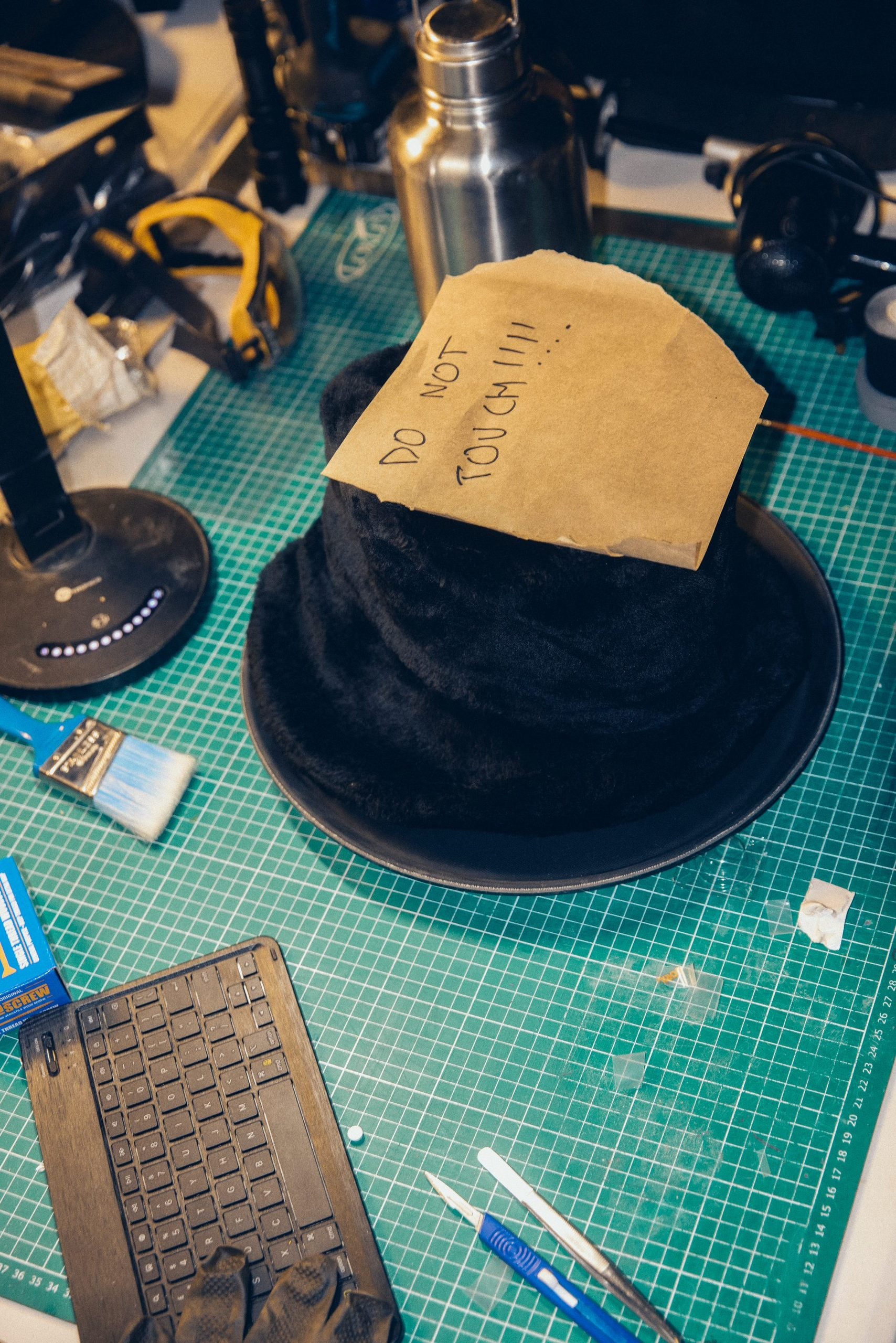Hat and Do not touch note